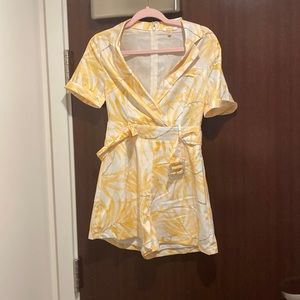 Adorable vacation romper — Palm Springs / Palm beach vibes / yellow leaves